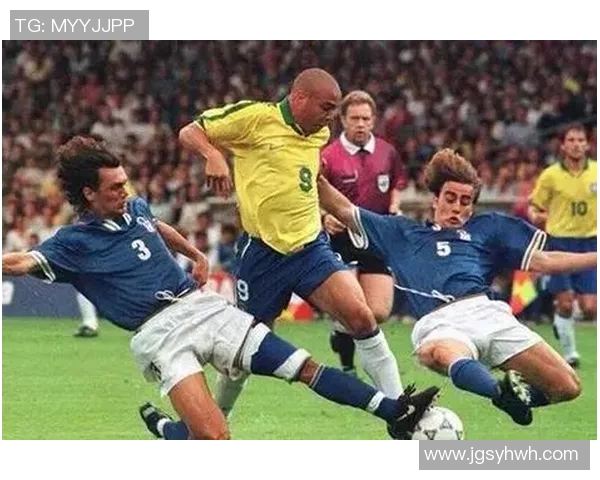 红衣服足球明星的传奇故事与辉煌成就揭秘